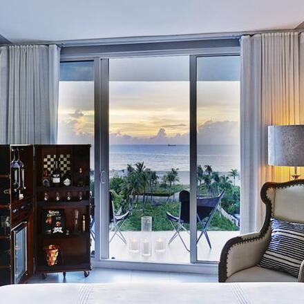 Bedroom with terrace and seaview