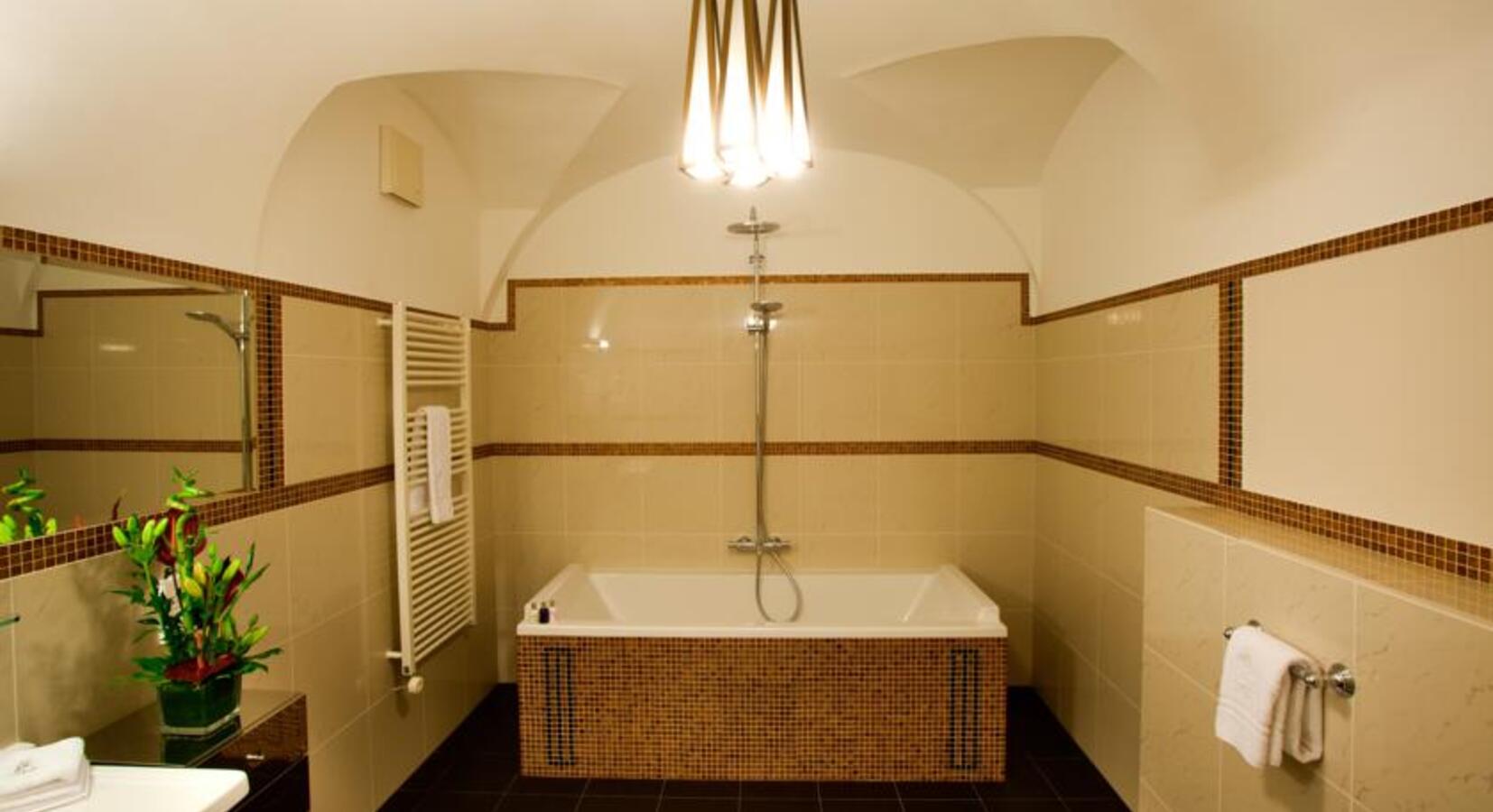 Grand Deluxe Bathroom