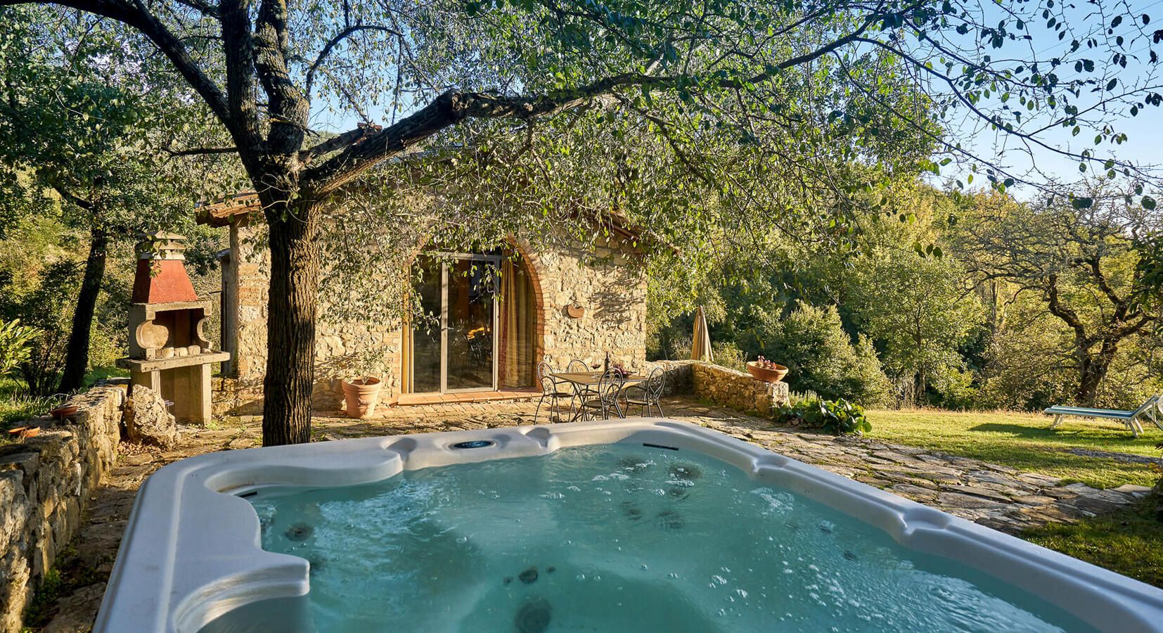 Apartment with hot tub