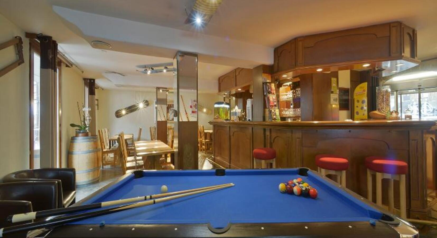 Bar/Pool Table