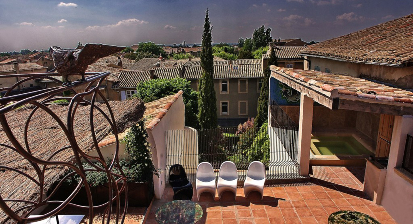 Rooftop jacuzzi and sunbathing spot!