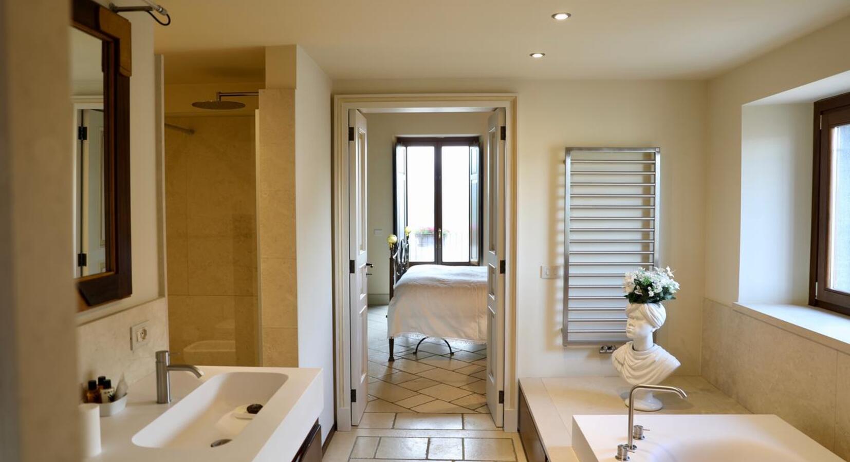 Deluxe suite bathroom