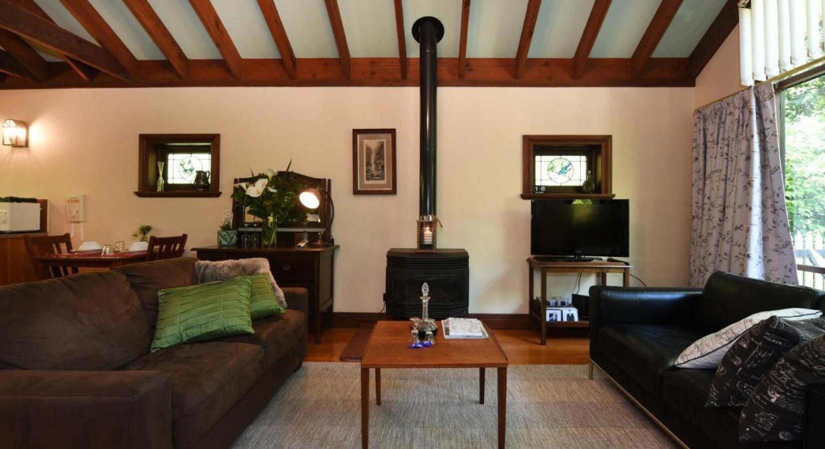 Currawong Cottage - Sitting Room 