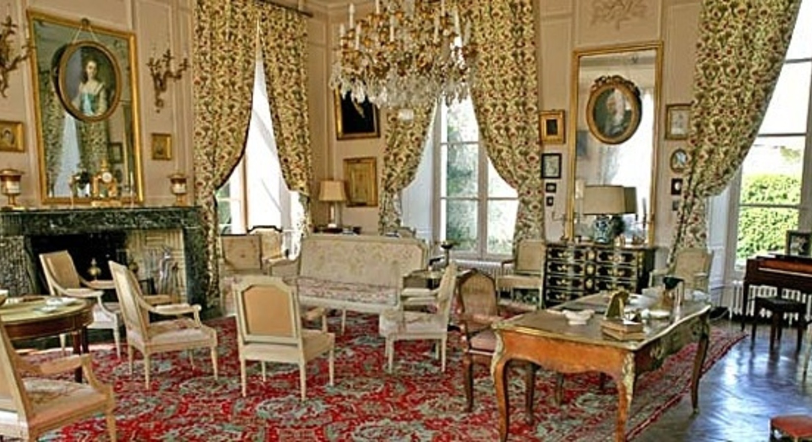 Ornate pure XVIIIth century Grand Salon