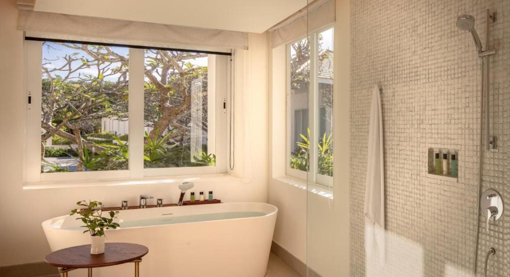 Deluxe Suite - Bathroom 