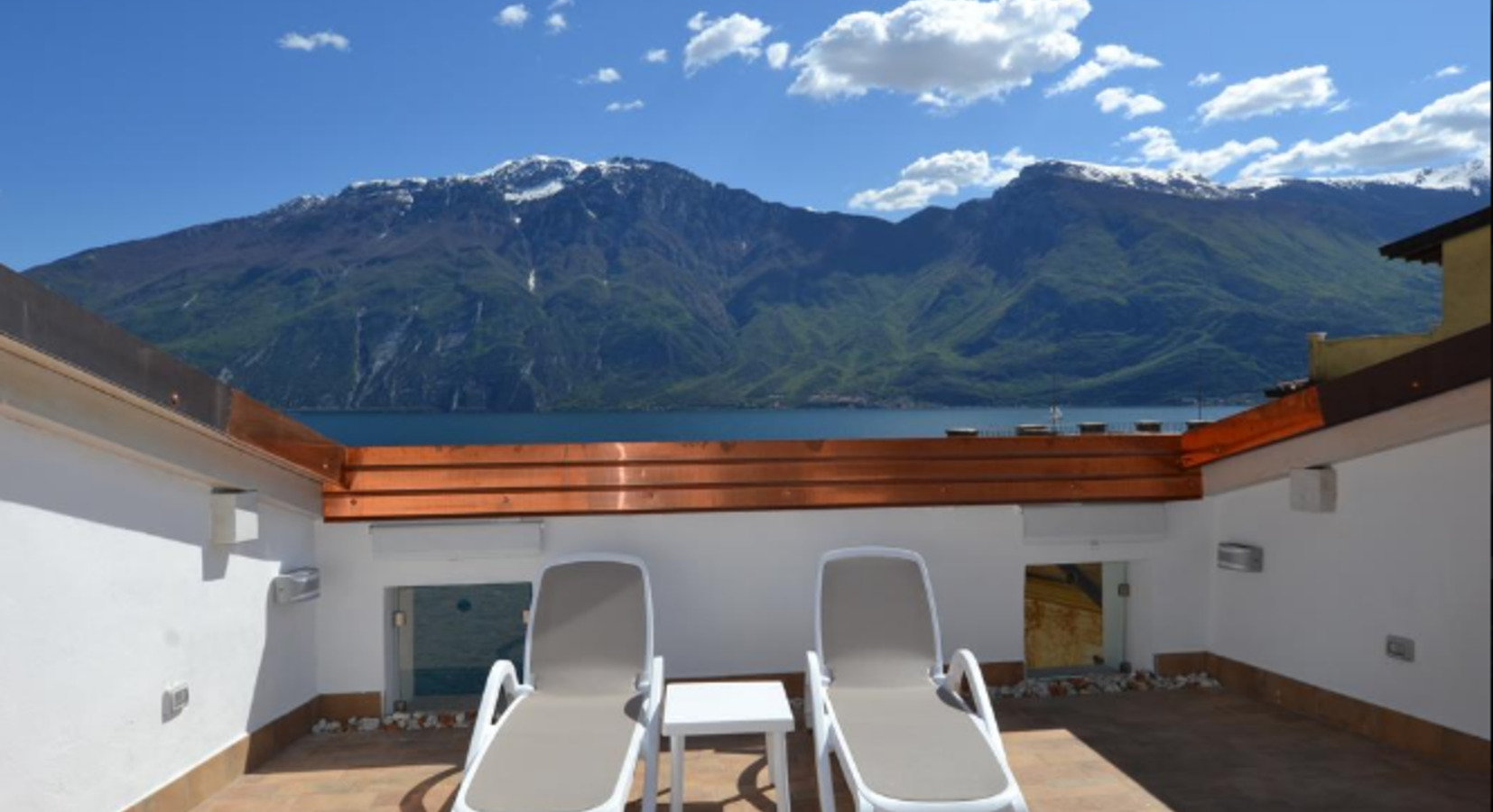 Suite terrace with lake view