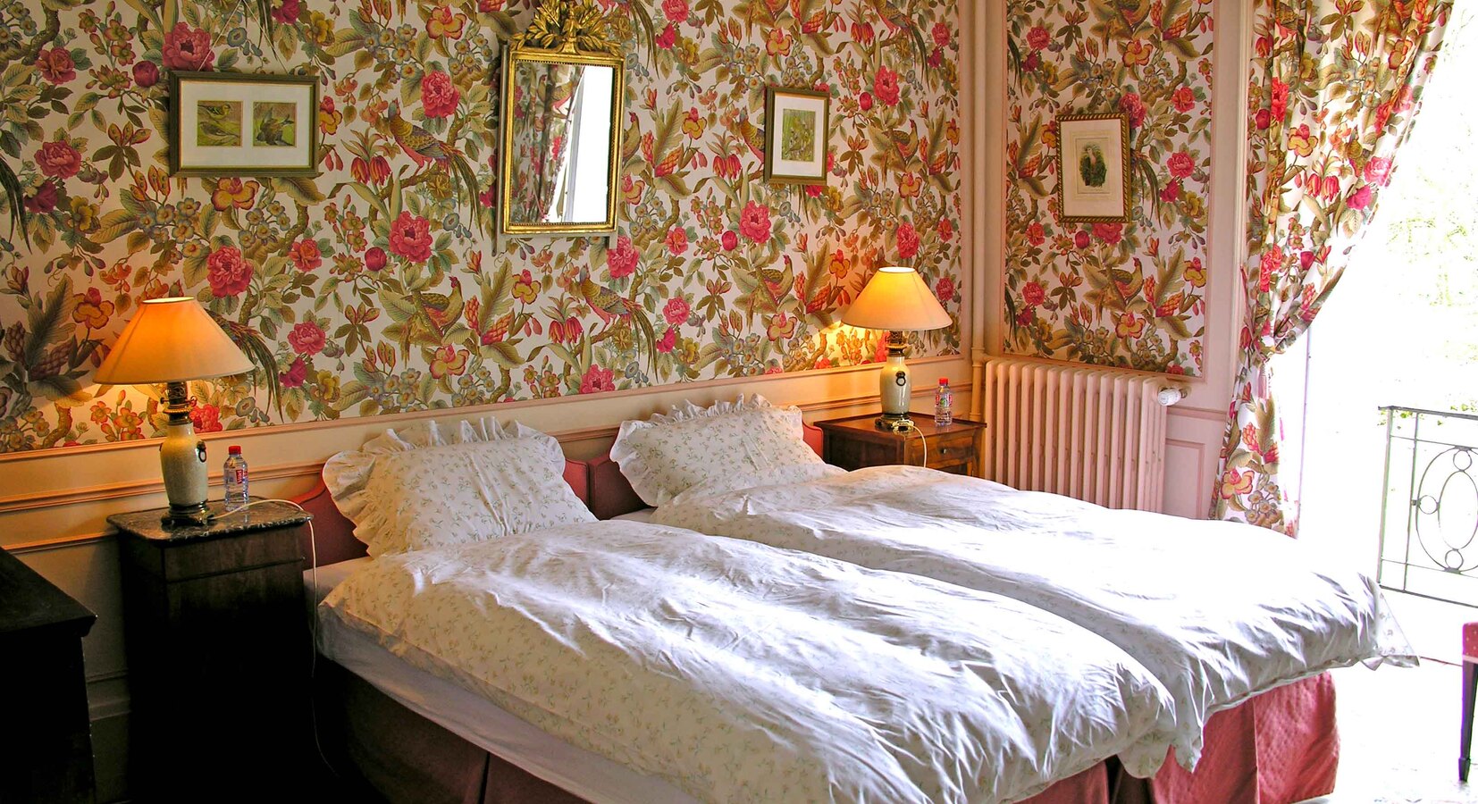 Twin bedded (or superking) Chambre aux Oiseaux, overlooking the garden