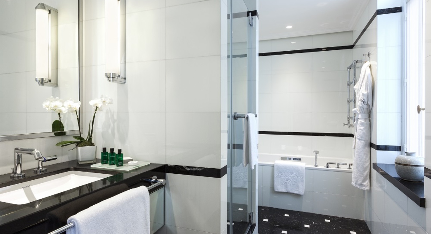 Prestige and Deluxe Rooms Bathroom