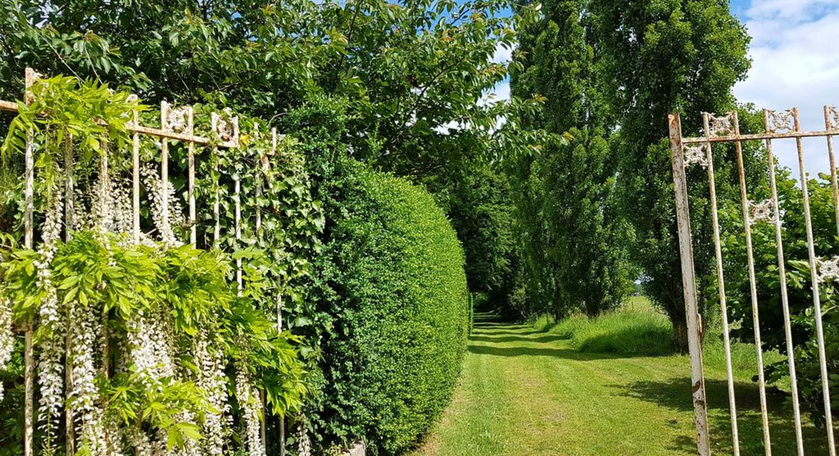 Le Manoir Herouville - garden