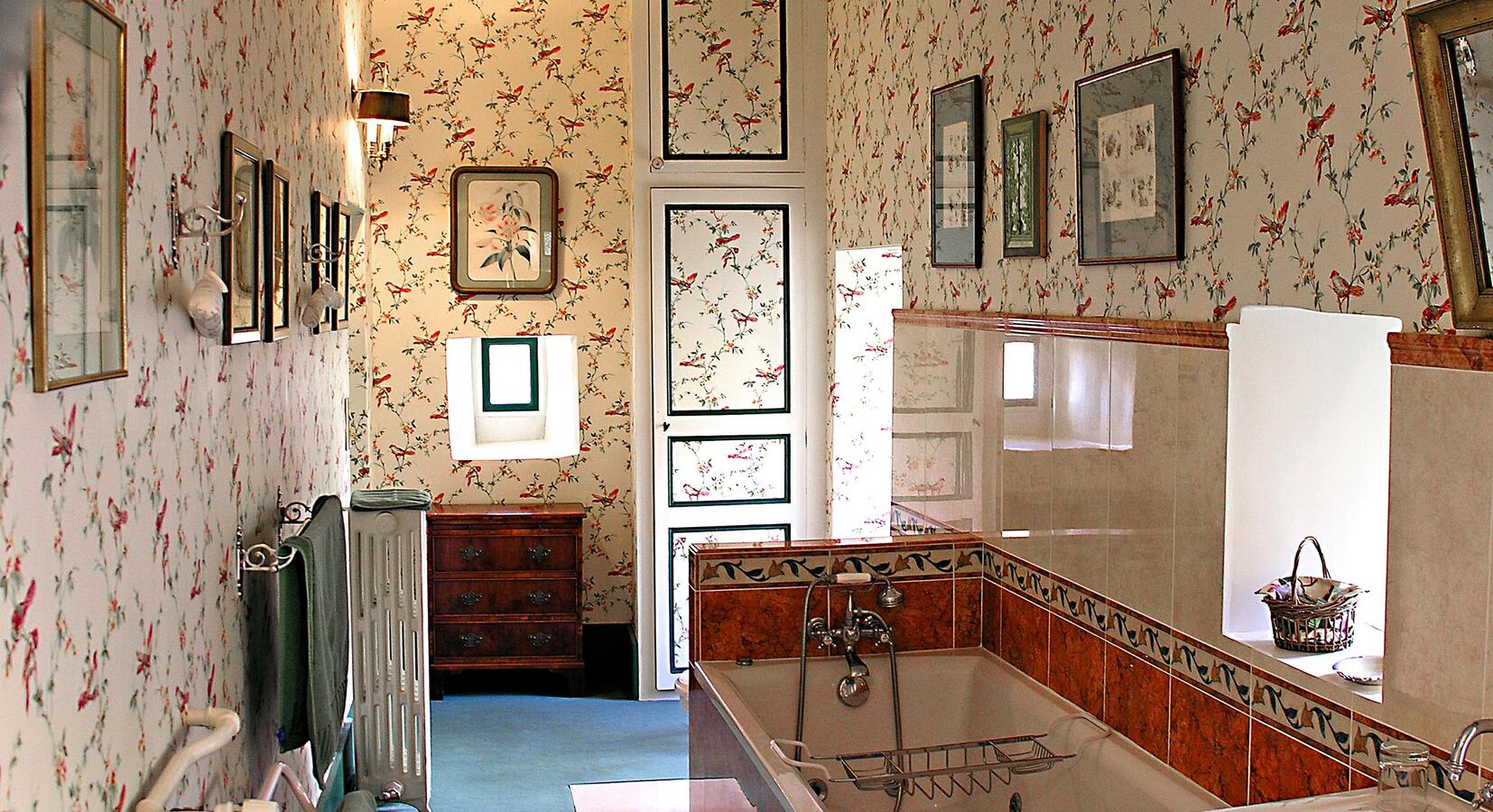 Jacuzzi bathroom of Chambre aux Fleurs