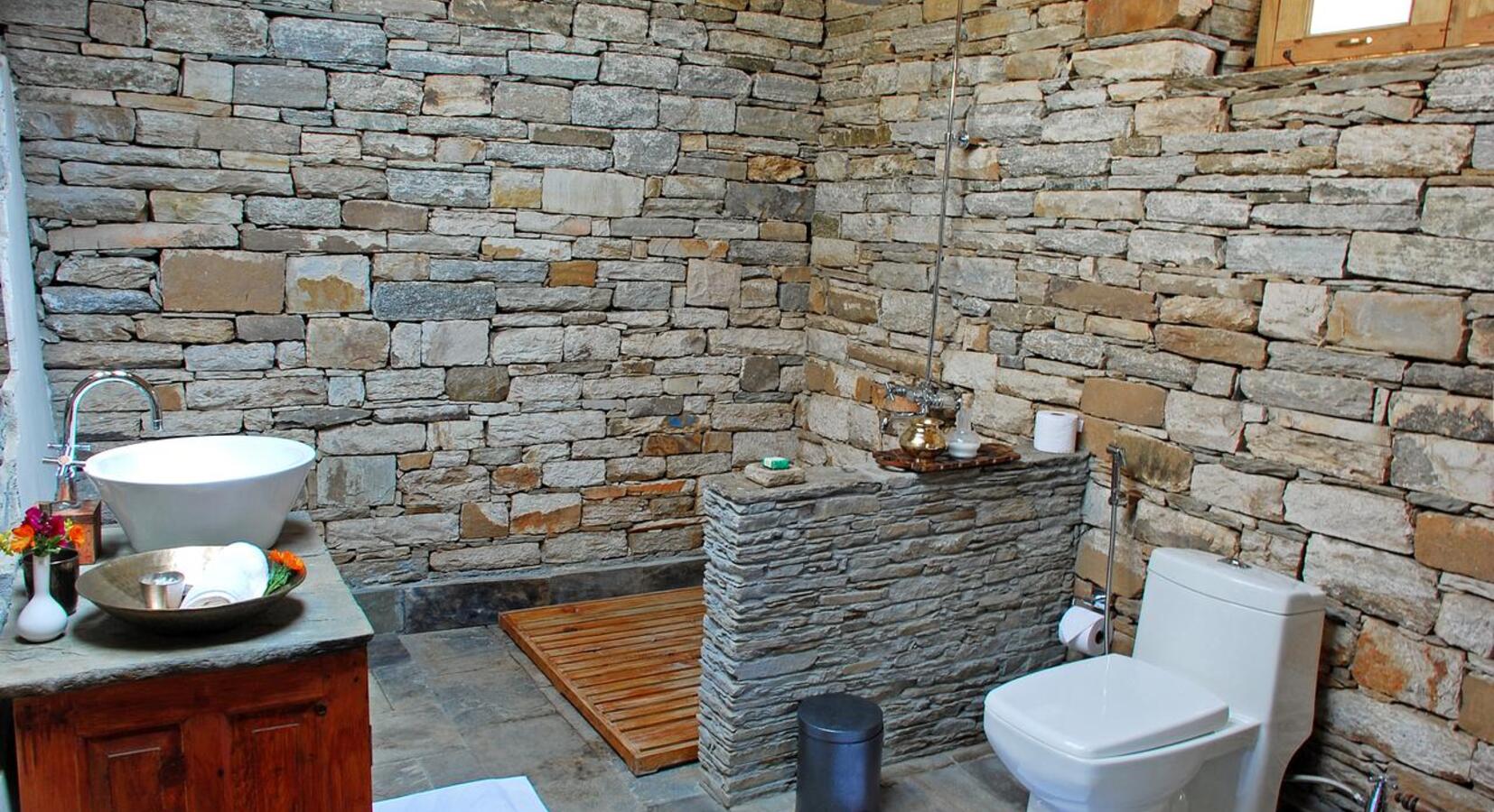 Devdar cottage bathroom