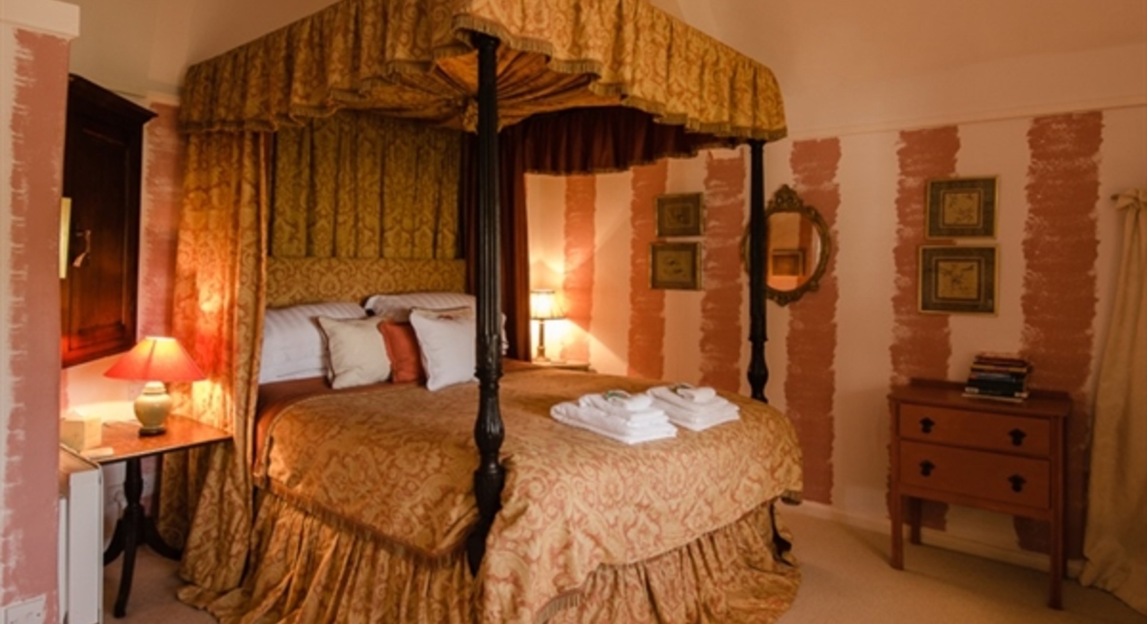 Four poster bedroom