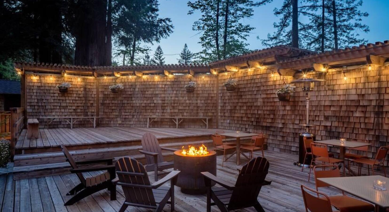 Outdoor fire pit