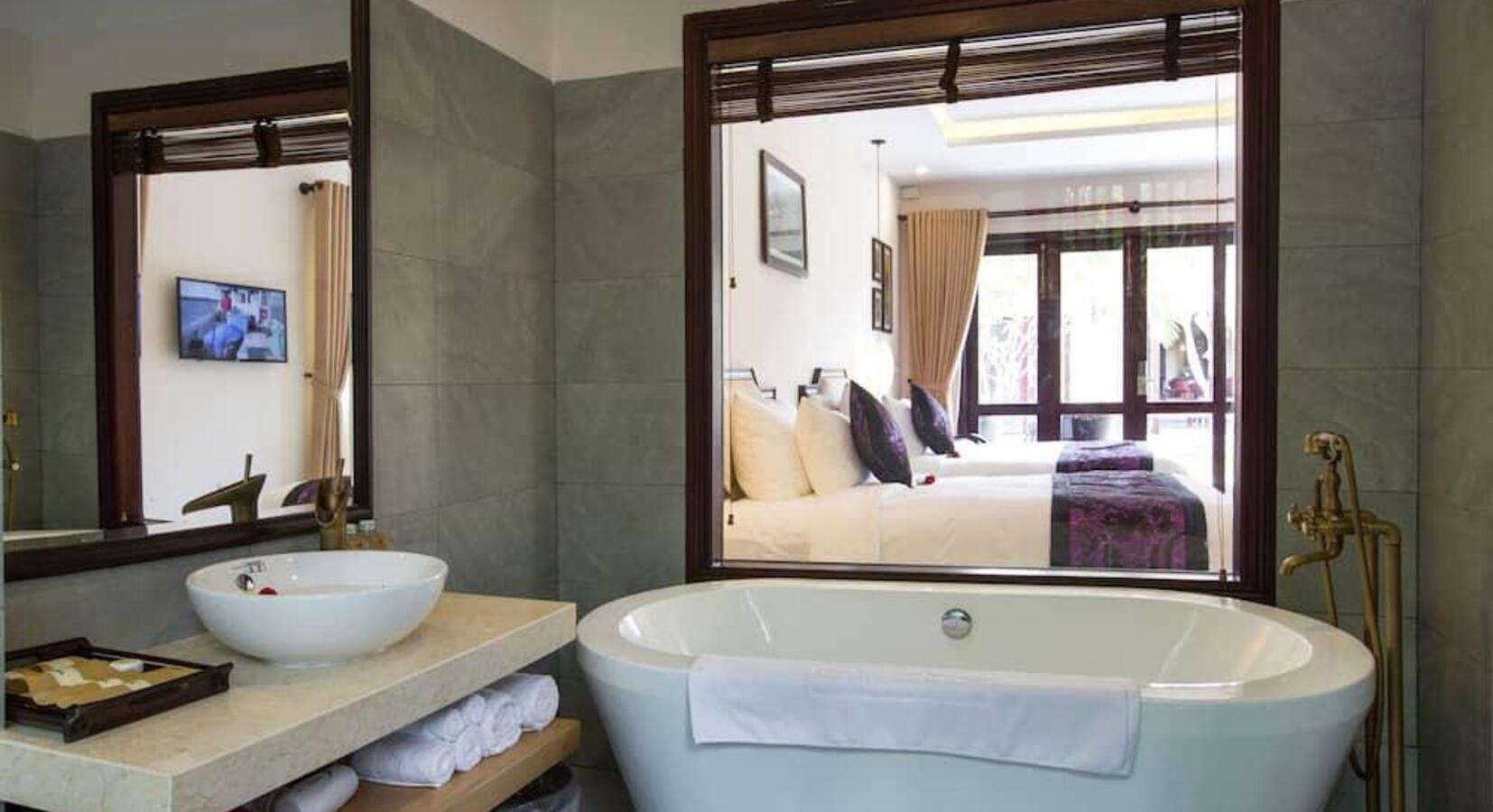 Bathroom with Tub 