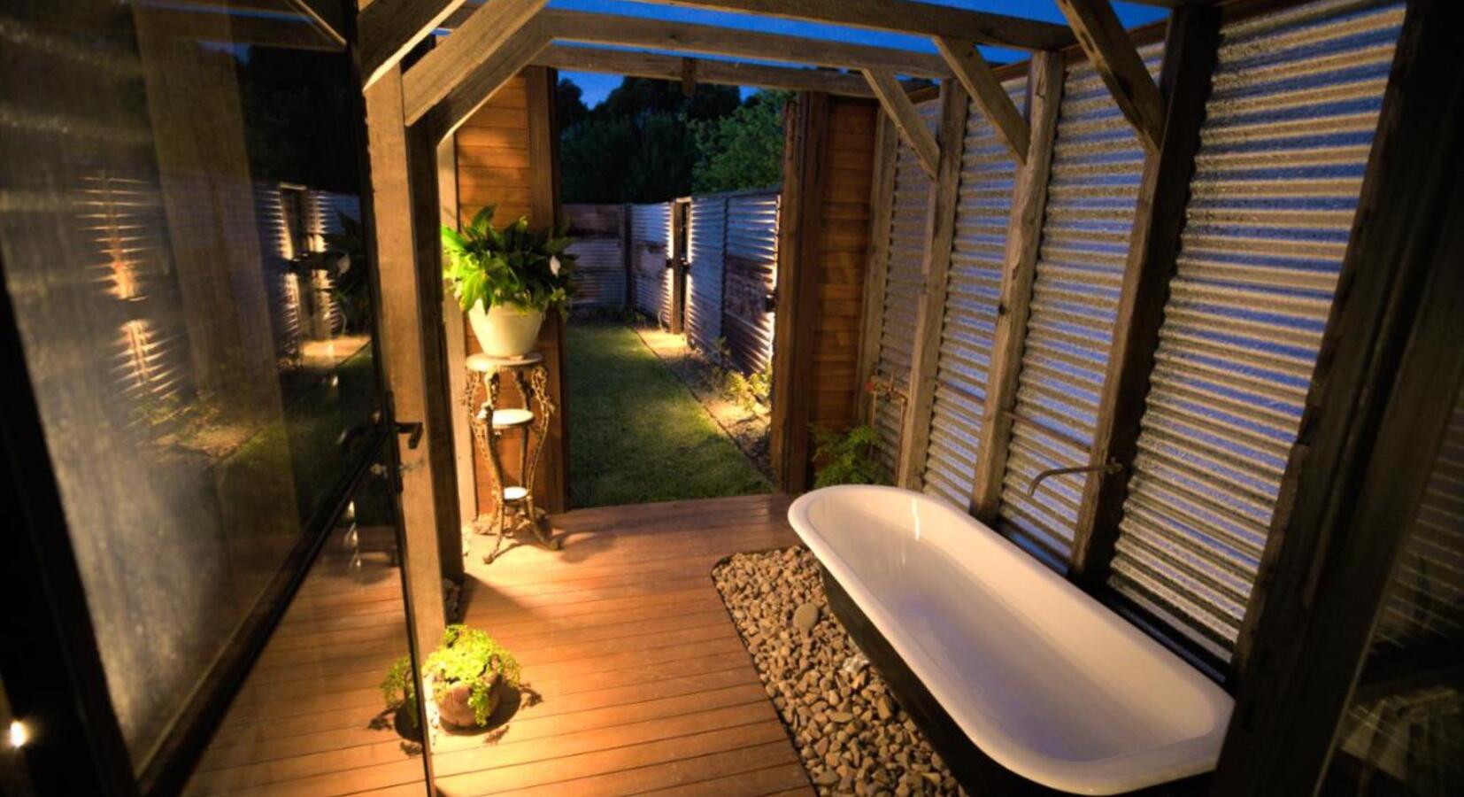 Outdoor bathtub