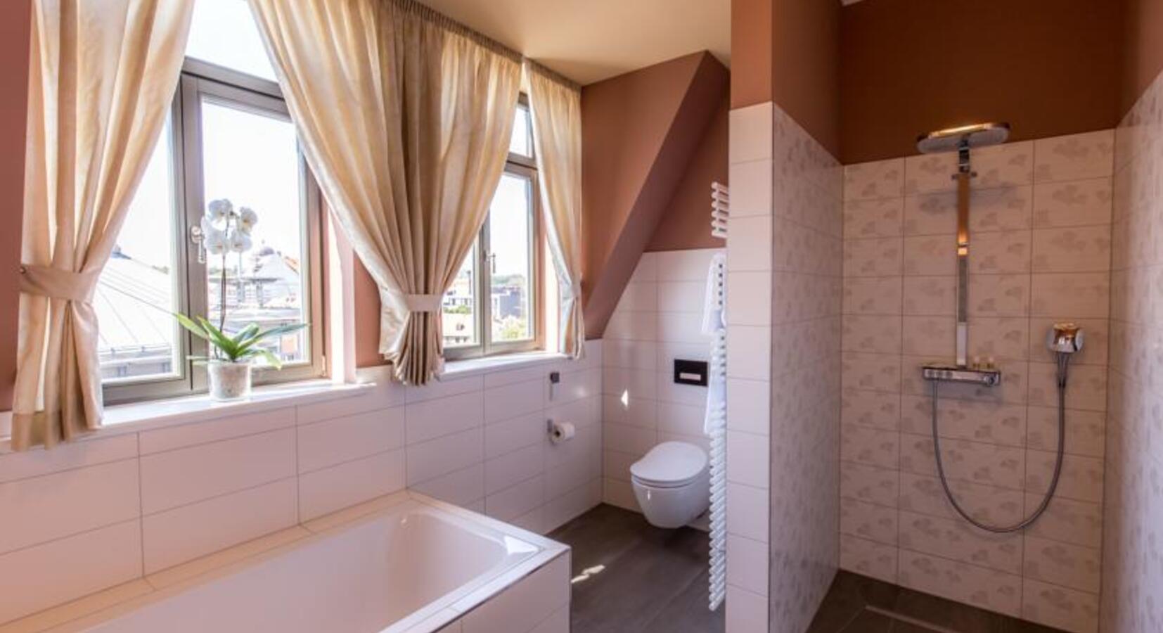 King Suite Sirolo Bathroom