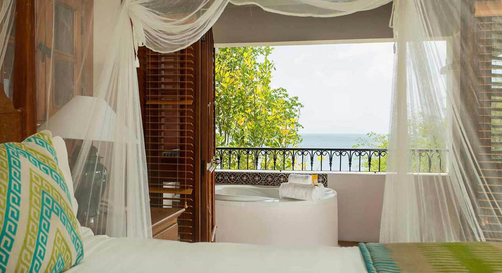 Villa Suite Bedroom with jacuzzi