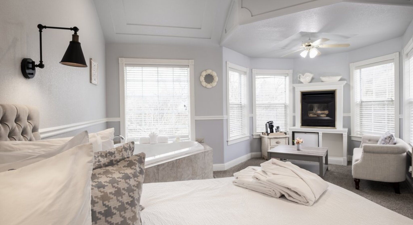 Queen Junior Suite with Fireplace and Jacuzzi