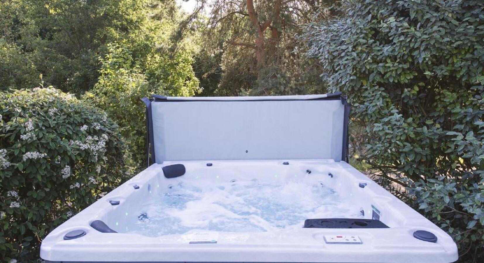 La Marmoire hot tub