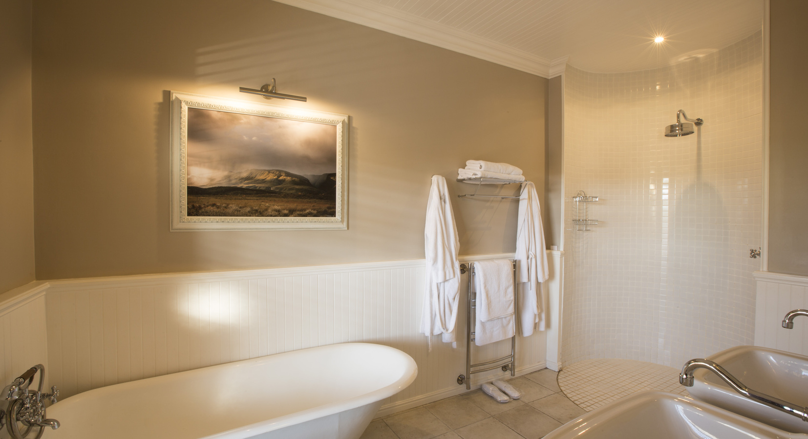 Luxury guest room bathroom