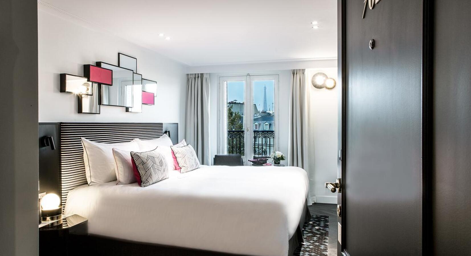 Deluxe room, Eiffel Tower view