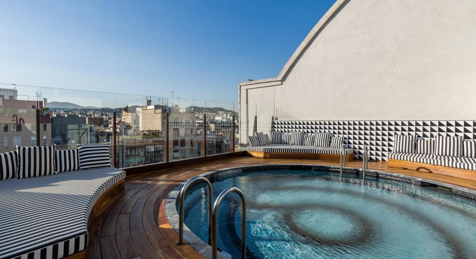 Rooftop plunge pool and solarium